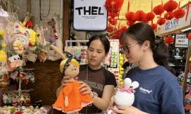 Thùy Trang (trái) đã 2 năm về Tết muộn để bán hàng dịp cuối năm. Ảnh: U.P