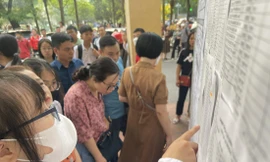 Thí sinh dự thi vào lớp 10 THPT chuyên ĐH Sư phạm Hà Nội ngày 1/6. Ảnh: Trọng Tài