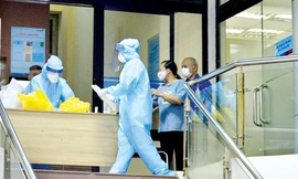 Phong tỏa, lấy mẫu xét nghiệm người trong toà nhà 25 Lý Thường Kiệt, nơi nữ nhân viên ngân hàng mắc COVID-19