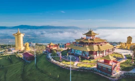 Nằm trải dài trên 3 ngọn đồi cao kỳ vĩ, khí hậu mát mẻ quanh năm, Samten Hills Dalat (thôn Kambute, xã Tru Tra, Đơn Dương, Lâm Đồng) là điểm đến mới cho những hành trình khai mở