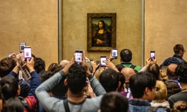 Khoảng 20.000 người đến thăm bảo tàng Louvre mỗi ngày để xem Mona Lisa