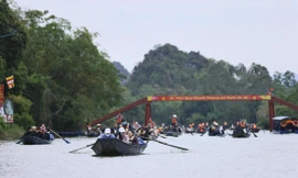 Việc check-in bằng vé điện tử giúp giảm thiểu tình trạng chen lấn, ách tắc ở lễ hội chùa Hương. Ảnh: NHẬT MINH