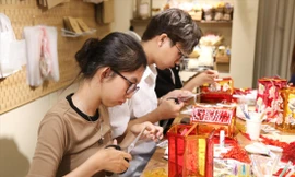 Nhiều người trẻ trải nghiệm không khí Trung thu truyền thống qua những buổi workshop làm đèn lồng, làm bánh… Ảnh: Giang Thanh