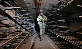 Quân nhân Nga kiểm tra một đường hầm dưới nhà máy thép Azovstal ở thành phố Mariupol của Ukraine ngày 13/6. Ảnh: Getty Images