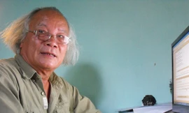 Nhà thơ Hoàng Cát đang sáng tác. Ảnh: Nguyễn Đình Toán