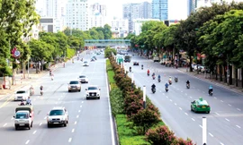 Sau khi điều chỉnh dải phân cách, trục đường Nguyễn Chí Thanh - Trần Duy Hưng từ 4 làn xe đã tăng 8 làn xe, giảm áp lực giao thông. Ảnh chụp chiều 26/8. Ảnh: Anh Trọng