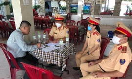 Chủ nhà hàng tại TPHCM ký cam kết chấp hành nghiêm quy định của pháp luật về giao thông đường bộ. Ảnh: Hữu Huy