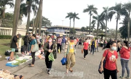 Công nhân Cty Pouyuen Việt Nam giờ tan ca. Ảnh: Uyên Phương