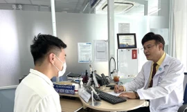 BS CKII Trần Minh Khuyên tư vấn tâm lý cho một em học sinh