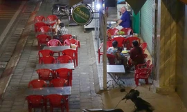 Kinh doanh trên vỉa hè đường Võ Văn Kiệt, quận 8, TPHCM. Ảnh: H.H