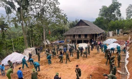 Hàng xóm láng giềng và các lực lượng chức năng giúp anh Bùi Văn Rơi đào móng xây nhà mới