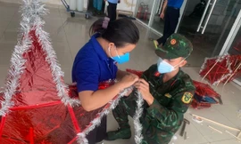 Cán bộ chiến sĩ hỗ trợ tại chung cư 1050 làm lồng đèn tặng cho thiếu nhi. Ảnh: U.P