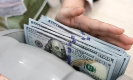 Ngân hàng Nhà nước can thiệp bước 2 khi bán ngoại tệ ra thị trường. Ảnh: Như Ý