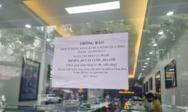 Cửa hàng vàng của Cty SJC dán thông báo hình thức bán vàng trực tuyến thay vì người dân xếp hàng mua vàng như trước. Ảnh: Ngọc Mai