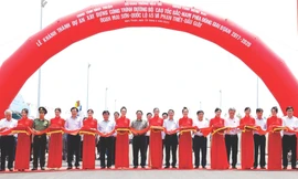 Thủ tướng Phạm Minh Chính cắt băng khánh thành cao tốc Dầu Giây - Phan Thiết ngày 29/4. Ảnh: T.Vũ