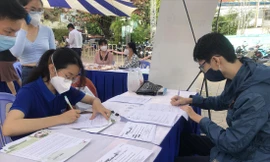 Người lao động được tư vấn việc làm tại Trung tâm Văn hóa quận 5, TPHCM. Ảnh: U.P