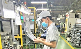 Người lao động được tiêm vắc-xin có thể trở lại làm việc. Ảnh: MT