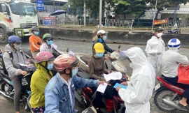 Người dân miền Tây trở lại TPHCM ngày 12/10. Ảnh: Ngô Bình