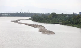 Cty Bình Minh tự ý đắp đường trên sông Dinh để khai thác cát