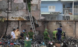 Công an điều tra vụ cháy. Ảnh: Ngô Bình