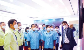 Bí thư Tỉnh ủy Đào Hồng Lan thăm, kiểm tra tại một số doanh nghiệp ở KCN Yên Phong