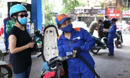 Giảm thêm thuế và đảm bảo dự trữ xăng dầu đúng quy định sẽ giúp bình ổn giá xăng dầu trong nước. Ảnh: Như Ý
