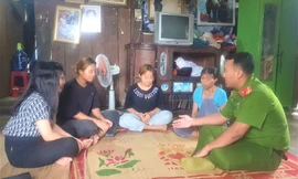 Cán bộ công an động viên ba cô gái 