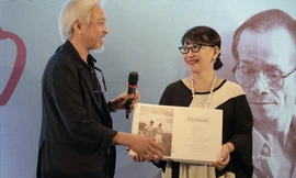 Ca sĩ Trịnh Vĩnh Trinh thay mặt gia đình nhạc sĩ nhận món quà quý từ nhiếp ảnh gia Dương Minh Long 