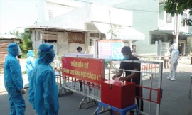  Diễn tập bầu cử tại khu vực cách ly phong tỏa do dịch COVID-19 bùng phát. Ảnh: Nguyễn Thành