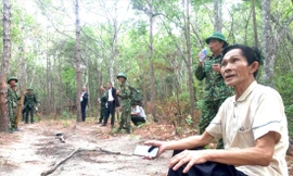 Ông Bảy (áo trắng) cùng các chiến sĩ nghỉ chân trên đường lên núi Chư Pao