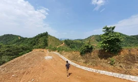 Ðường vào sân golf Phúc Tiến (Quang Tiến, thành phố Hòa Bình) xẻ dọc băng qua các ngọn núi. Ảnh: Đức Nam