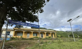 Điểm trường Kạch Lớn 2, thuộc Trường PTDT bán trú TH-THCS xã Đăk Sao trở nên hoang tàn trong một thời gian ngắn