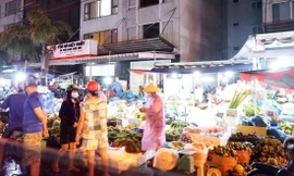 Hoạt động mua bán tự phát diễn ra rầm rộ bên ngoài chợ đầu mối Bình Ðiền. Ảnh: Uyên Phương