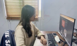 Sau nhiều tháng không làm gia sư vì dịch bệnh, Ðào Thị Yến (sinh viên năm 3 chuyên ngành ngôn ngữ Anh) phải tìm việc làm thêm khác để trang trải cuộc sống ở Hà Nội