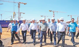 Thủ tướng Phạm Minh Chính kiểm tra tiến độ dự án sân bay Long Thành. Ảnh: VGP/Nhật Bắc