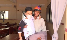 Ông Phạm Văn Út bồng con đến phòng