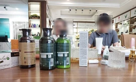 Nhân viên Cty Nam Dược H.L (Hoài Đức, Hà Nội) giới thiệu sản phẩm gia công. Ảnh: N.L