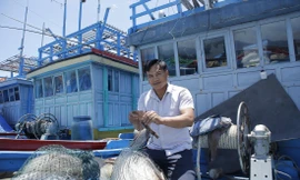 Ngư dân Phan Bá Thuận kiểm tra lại thiết bị trên tàu để chuẩn bị cho chuyến vươn khơi. Ảnh: Hoài Văn