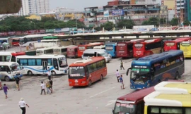 Mặc dù vắng khách nhưng dịp Tết bến xe Hà Nội vẫn huy động hàng trăm lượt xe tăng cường đề phòng quá tải. Ảnh: T.Ðảng