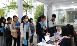 Thí sinh dự thi đánh giá năng lực của ĐH Quốc gia Hà Nội năm 2023 để lấy kết quả xét tuyển vào các trường ĐH. Ảnh: Diệp An