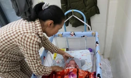 Chị Hoa hạnh phúc bên bé Hến