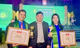 Anh Lưu Hoàng Tuấn (bên trái) vinh dự nhận giải thưởng Lương Định Của năm 2024