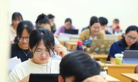 Sinh viên Y khoa “ăn ngủ” luôn tại giảng đường B3, Trường ĐH Y Hà Nội để ôn thi Bác sĩ nội trú. Ảnh: Trọng Quân
