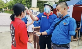 Anh Cao Đức Trâm tham gia hỗ trợ tiếp sức mùa thi tại điểm thi ở huyện Đức Thọ (Hà Tĩnh)