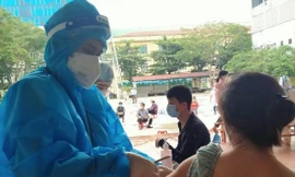 Ðẩy nhanh tiến độ tiêm vắc xin phòng COVID-19. Ảnh: Long Phạm