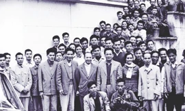 Nguyễn Thanh Dương, nguyên tác giả 4 kỳ báo viết về Trần Bình Lục, nguyên TBT báo Tiền Phong (bên phải đồng chí Trường Chinh) tại Tòa soạn báo Tiền Phong