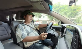 Anh Hoàng Hà trong một lần lái xe hộ cho khách 