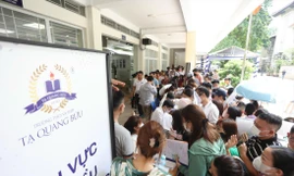 Phụ huynh vạ vật, chen lấn, xếp hàng dài nộp hồ sơ tuyển sinh lớp 10 ở Trường THPT Tạ Quang Bửu (Hà Nội). Ảnh: Trọng Tài