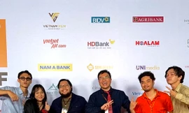 Nhà phê bình Nguyên Lê (thứ 3 từ phải sang) và những nhà làm phim trẻ Việt Nam của Spring Auteurs