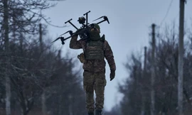 Lính Ukraine đang vác máy bay không người lái. Ảnh: AP